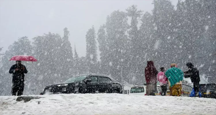 کشمیر میں مسلسل دوسرے روز بھی برفباری کا سلسلہ جاری: محکمہ موسمیات
