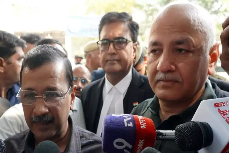 اروند کیجریوال اور منیش سسودیا کو کورٹ نے دیا آخری موقع