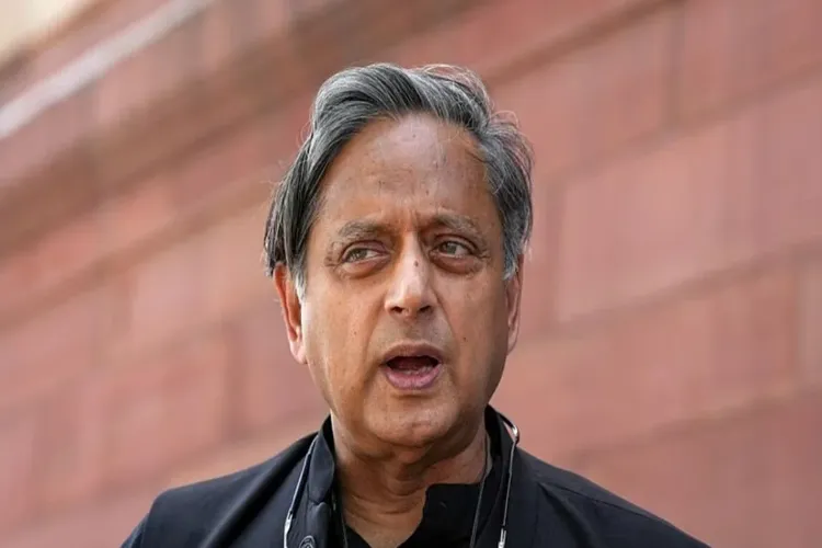 کیرالہ میں ششی تھرور کے قافلے پر حملہ