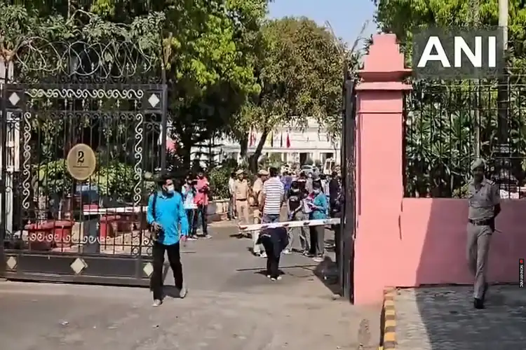 دہلی اسمبلی احاطہ میں داخل ہونے والے کو پولس حراست