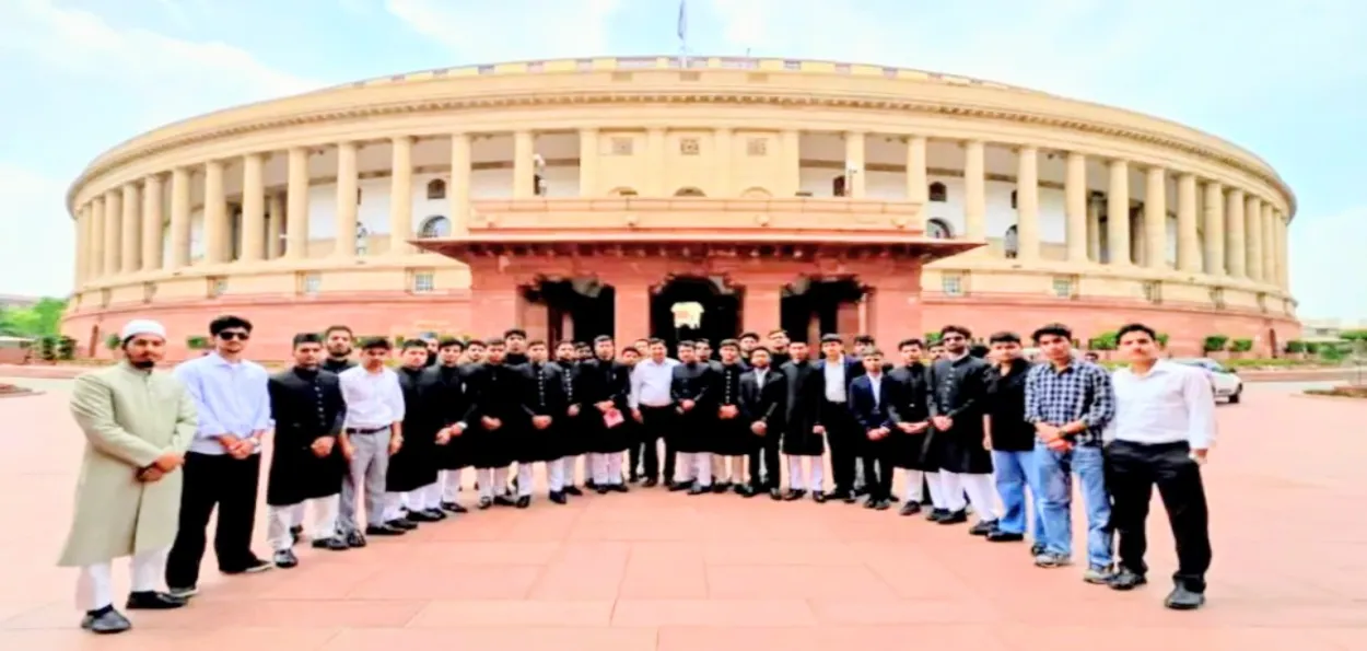 علی گڑھ مسلم یونیورسٹی کے شعبہ سیاسیات کے طلبہ کا ہندوستانی پارلیمنٹ کا دورہ