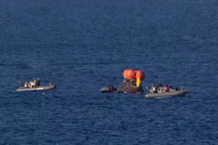 ناسا کے چار خلا نورد تاریخی قمری سفر سے واپس