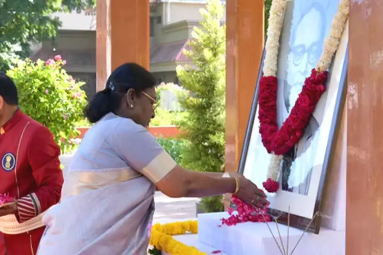 صدر دروپدی مرمو نے بابا صاحب امبیڈکر کی 135ویں یوم پیدائش پر خراج عقیدت پیش کیا۔