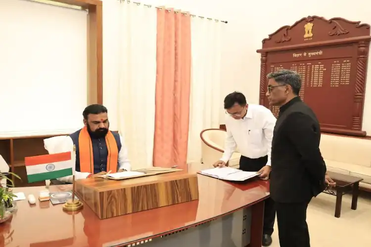 بِہار: حلف برداری کے بعد سمراٹ چودھری کی افسران کے ساتھ