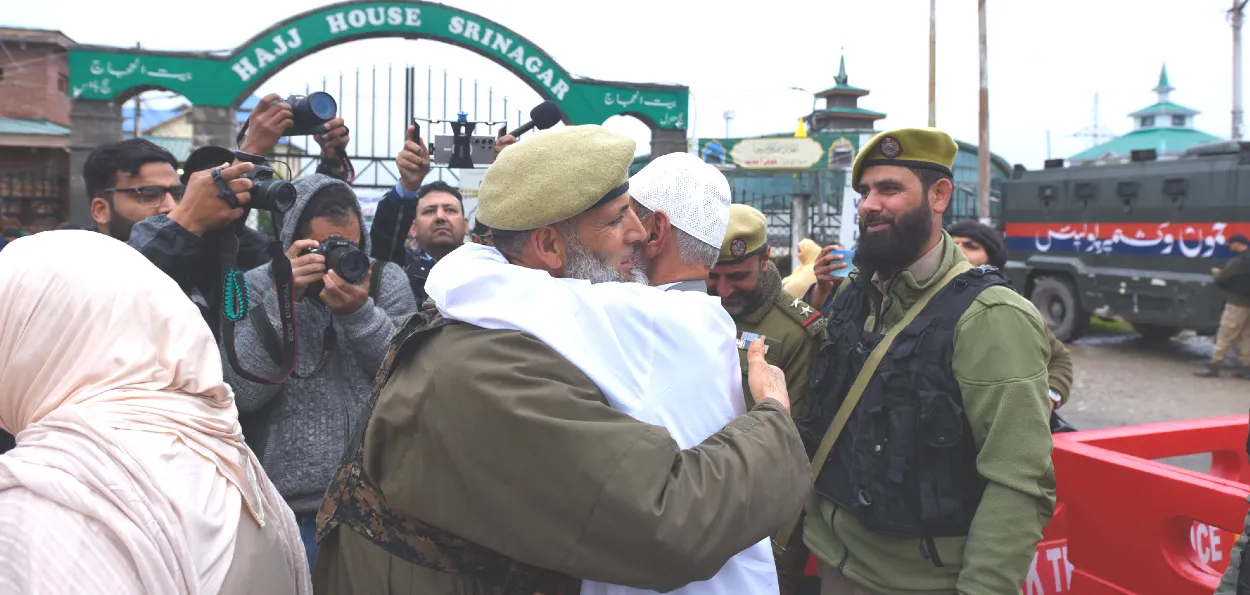 جموں و کشمیر سے عازمین حج 2026 کا پہلا قافلہ سعودی عرب روانہ