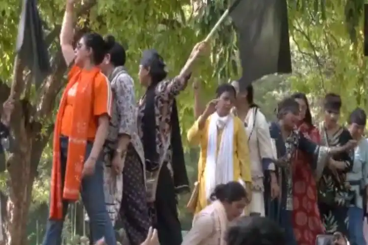 راہل گاندھی کی رہائش گاہ کے سامنے بی جے پی احتجاج