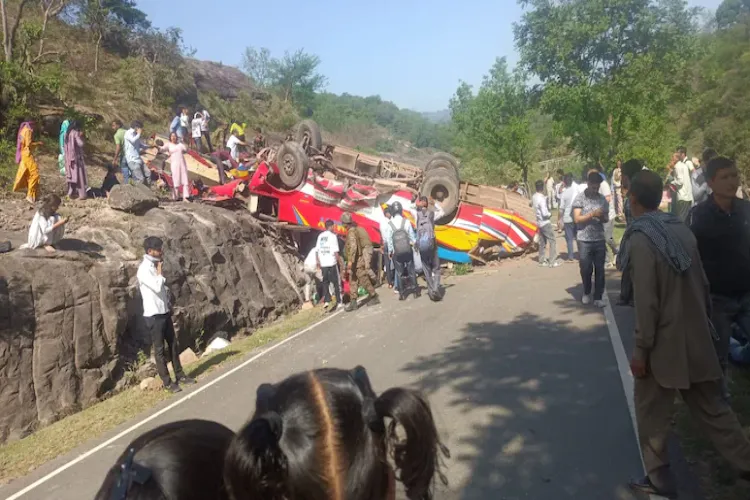 جموں و کشمیر : ادھم پور میں بس کھائی میں گرنے سے سات افراد کی موت