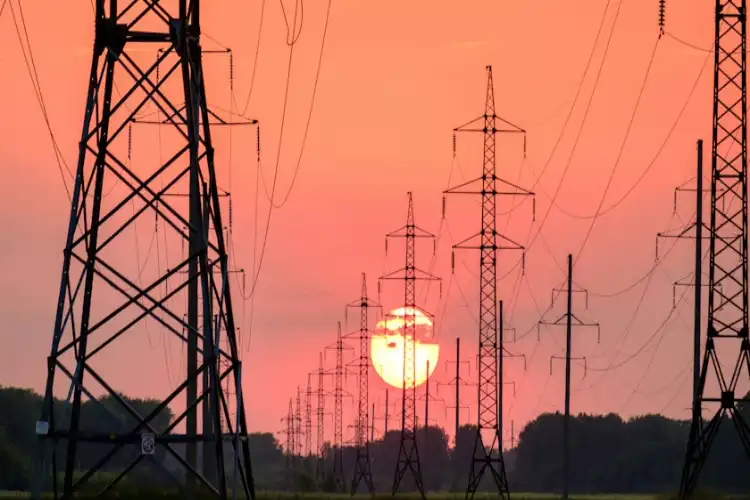 گرمی کے ساتھ ساتھ بجلی کی طلب میں اضافہ