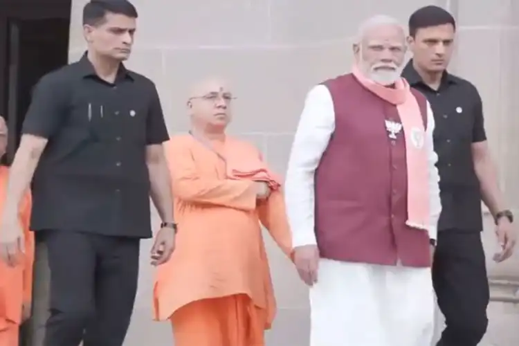 پی ایم مودی بیلور مٹھ پہنچے