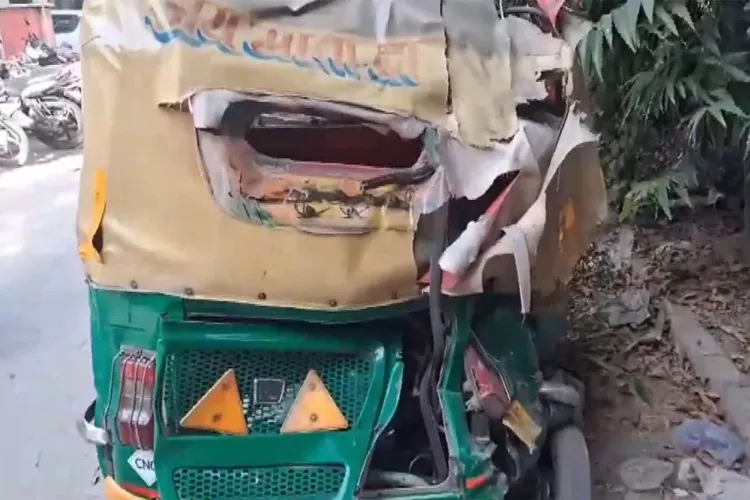 نئی دہلی:تیز رفتار کار آٹورکشہ سے ٹکرا گئی، ڈرائیور اور دو بچے زخمی