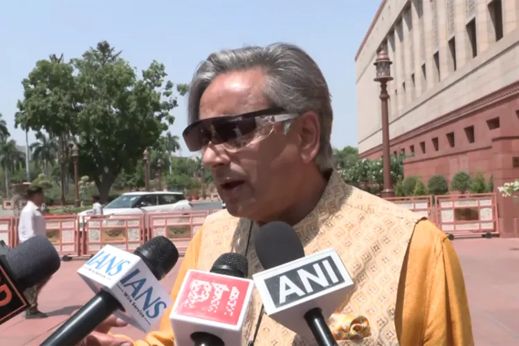 ششی تھرور نے کرن رجیجو کے 