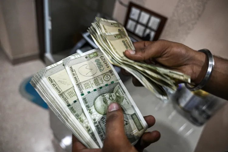 ابتدائی تجارت میں روپیہ 13 پیسے گر کر 94.81 فی ڈالر پر آگیا