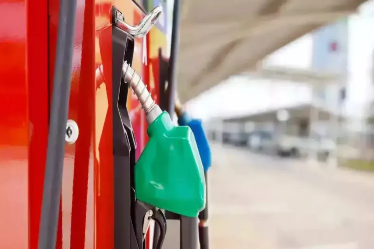 پٹرول اور ڈیزل کی قیمتوں میں اضافے کے امکان کو رد نہیں کیا جا سکتا: سرکاری ذرائع