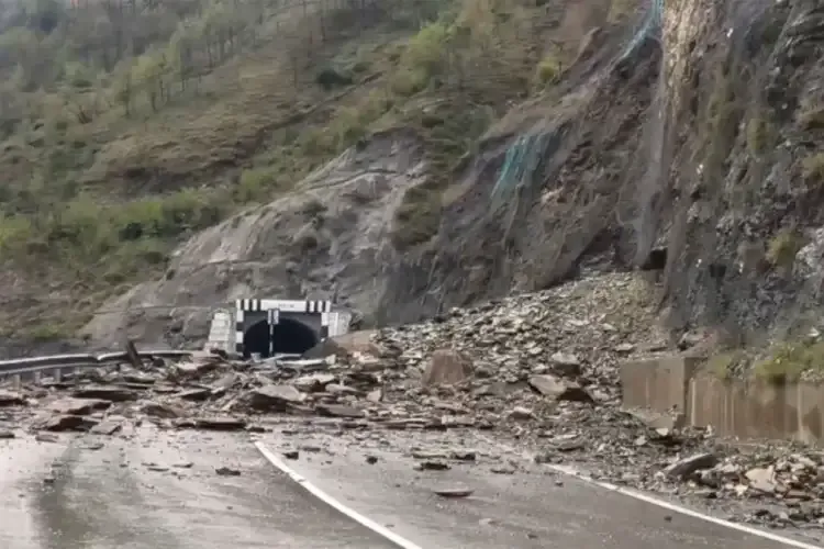 لینڈ سلائیڈنگ سے ڈوڈہ کشتواڑ روڈ بند، ٹریفک ایڈوائزری جاری