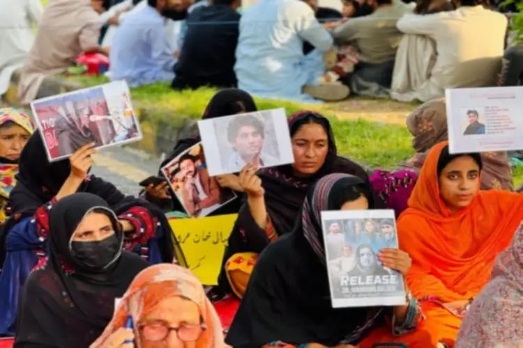 پاکستان:نرسنگ کی طالبہ کی گمشدگی کے خلاف جاری دھرنا
