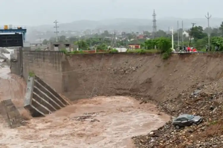 پاکستان: پانی کے منصوبے مالی بحران میں ڈوب رہے ہیں