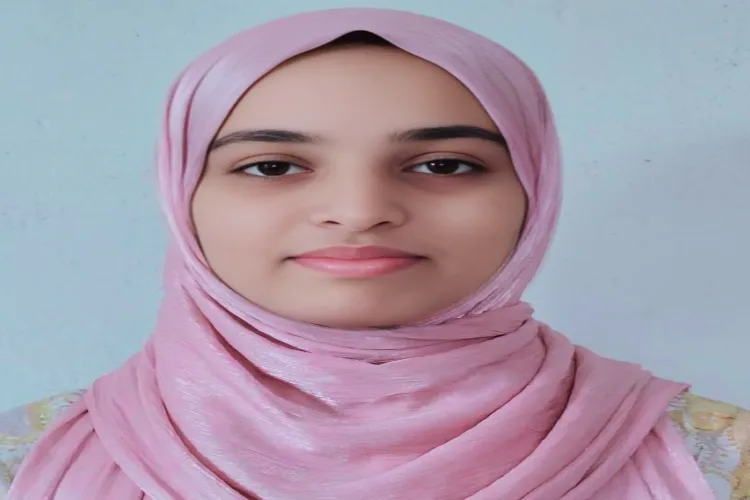  جگتدل چشمۂ رحمت ہائر سیکنڈری اسکول کا درخشاں ستارہ : ناز آفرین

