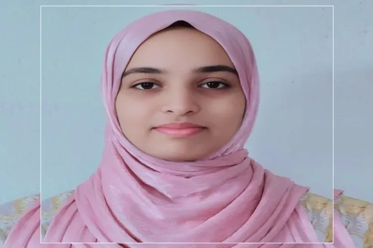  جگتدل چشمۂ رحمت ہائر سیکنڈری اسکول کا درخشاں ستارہ : ناز آفرین

