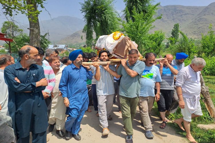 کشمیری پنڈت خاتون کی آخری رسومات میں مسلم اور سکھ افراد کی شرکت