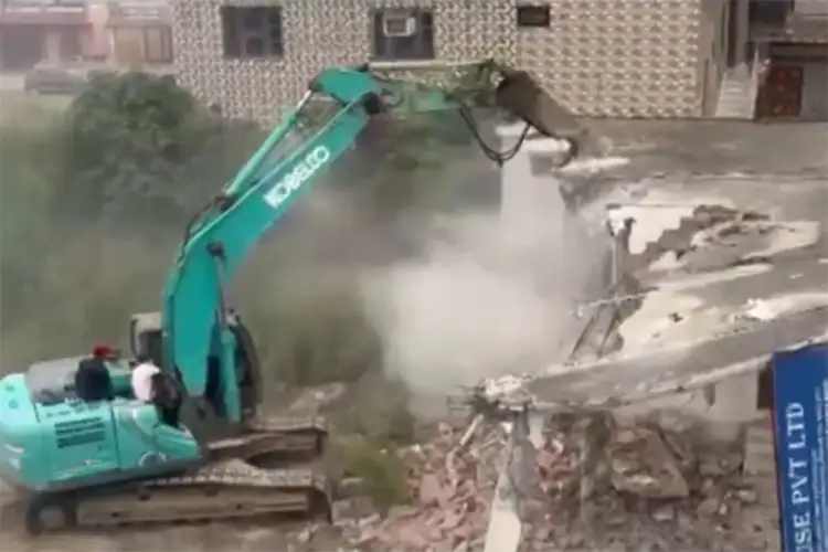 جموں: منشیات کے اسمگلروں کی جائیدادوں کے خلاف مسماری مہم