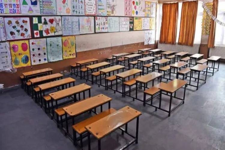 پنجاب کے اساتذہ نے 'ڈبل ڈیوٹی' کرنے سے انکار کیا