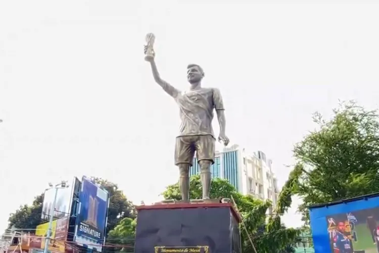 کولکاتا میں نصب 70 فٹ بلند میسی کا مجسمہ حفاظتی خدشات کے باعث ہٹانے کا فیصلہ