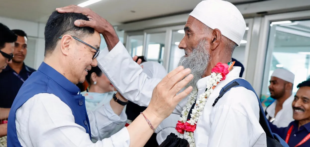 حاجیوں کی واپسی کا آغاز، مرکزی وزیر کرن ریجیجو نے کیا ایئرپورٹ پر کیا استقبال، انتظامات پر اطمینان کا اظہار 