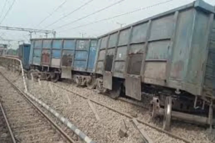 جھارکھنڈ : مال گاڑی کے 15 ڈبے پٹری سے اتر گئے