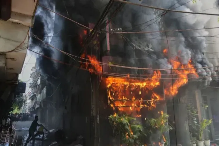 مالویہ نگر آتشزدگی : لائسنسنگ اور فائر سیفٹی معیارات میں بے ضابطگیوں کی جانچ تیز