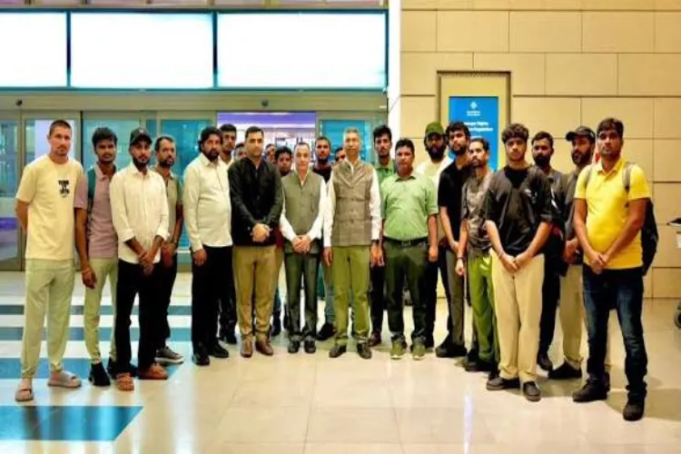 ہندوستانی سفیرکی عمان میں بچائے گئے  جہاز کے عملے سے وطن واپسی سے قبل ملاقات