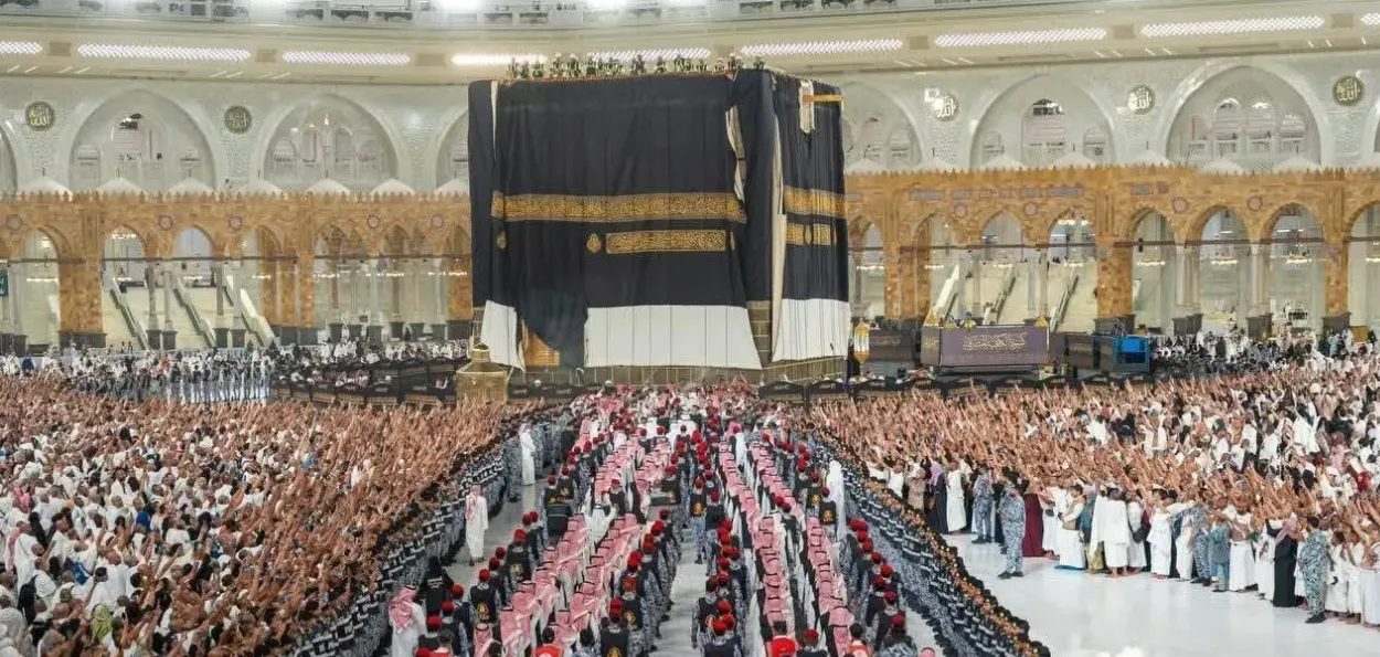 نئے ہجری سال کا آغاز: غلافِ کعبہ (کسوہ) کی تبدیلی کا روح پرور عمل مکمل