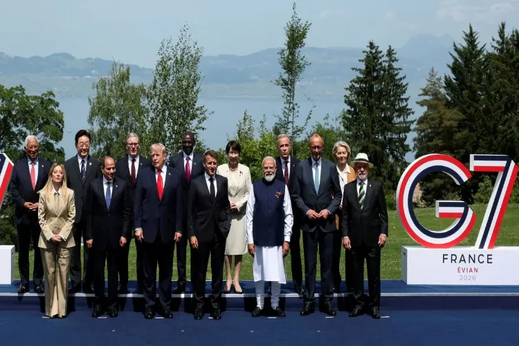 مودی  جی 7 گروپ تصویر کے لئے عالمی رہنماؤں کے ساتھ شامل ہوئے