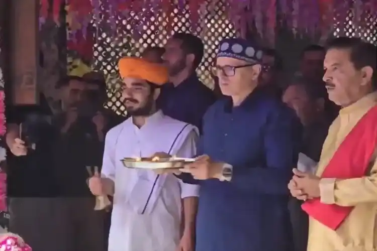 عمر  عبداللہ نے  کھیر بھوانی مندر کا دورہ کیا