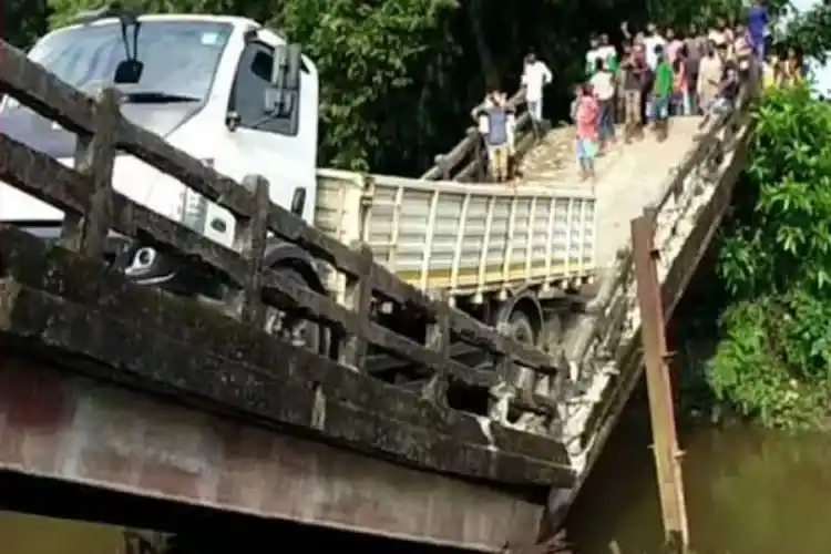 دارجلنگ میں دریائے بالاسن پر پل کا ایک حصہ گرا