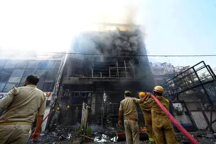 لکھنؤ آتشزدگی جیسے واقعات کو روکنے کے لیے حفاظتی معیارات پر سختی سے عمل کریں: تھرور