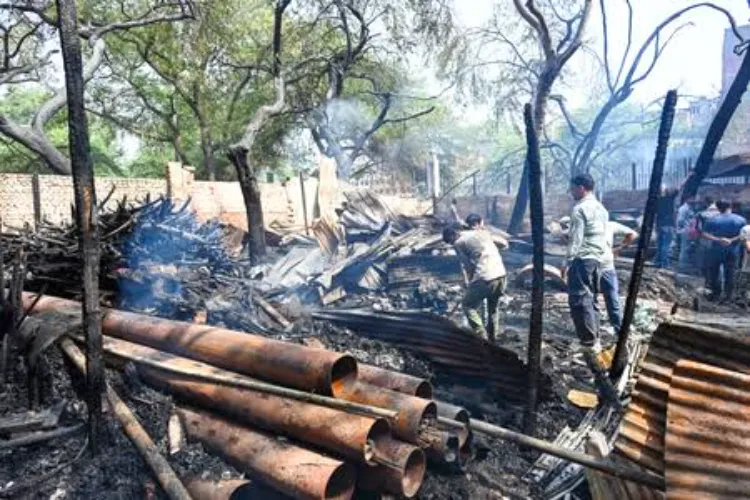 دہلی:  آگ لگنے سے 30 جھونپڑیاں خاک
