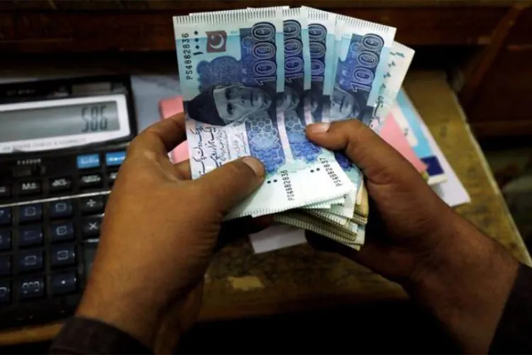 پاکستان : کفایت شعاری بجٹ پر غربت میں اضافے کا الزام