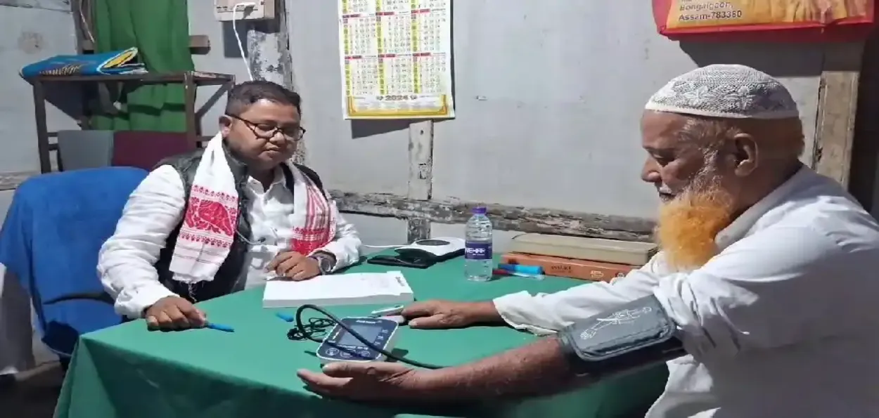 آسام: ڈاکٹر روبل احمد , کررہے ہیں مرحوم والدین کی یاد میں غریبوں کو مفت علاج