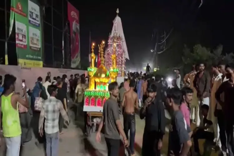 اتر پردیش: لکھنؤ میں محرم کے جلوس کے دوران بالکنی گرنے سے دو افراد ہلاک،  
