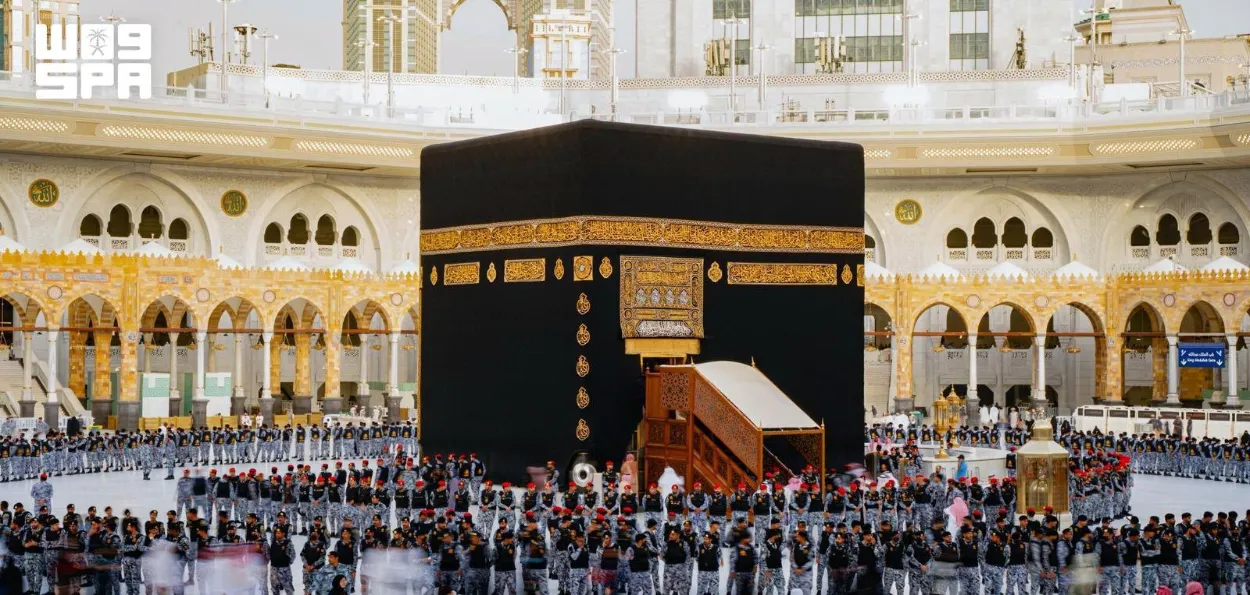 مسجد الحرام میں غسلِ کعبہ کا روح پرور منظر ، آبِ زمزم، عرقِ گلاب اور عود سے بیت اللہ کو معطر کیا گیا