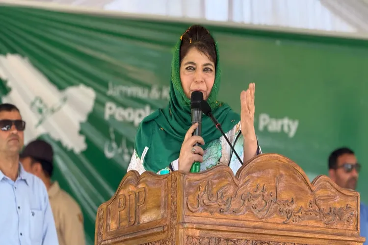 محبوبہ مفتی آیت اللہ خامنہ ای کو آخری خراجِ عقیدت پیش کرنے جائیں گی