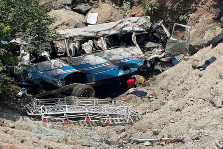 بلوچستان : بس کھائی میں گرنے سے 40 افراد ہلاک، 8 زخمی