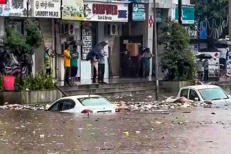 مون سون کی بارشوں نے ممبئی میں مچائی تباہی، اسکول بند، کئی شہر متاثر