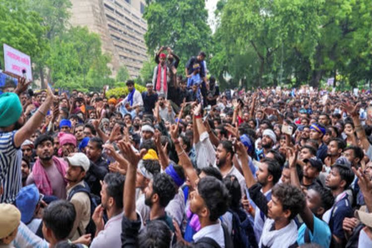 کاکروچ جنتا پارٹی کا پارلیمنٹ مارچ، پولیس سے جھڑپ