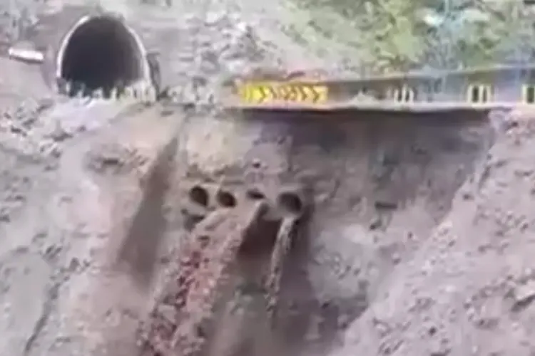 مسلسل بارش میں سری نگر قومی شاہراہ کا بڑا حصہ دھنس گیا