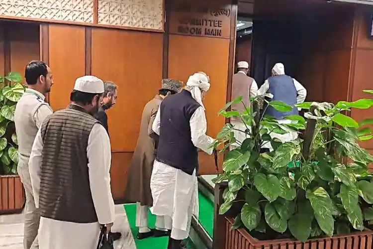 دہلی:مسلم دانشوروں کی نشست،مسلمانوں کے مسائل اور پیپرلیک پربحث