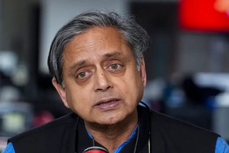 پرچہ لیک روکنے پر توجہ دے سرکار: تھرور