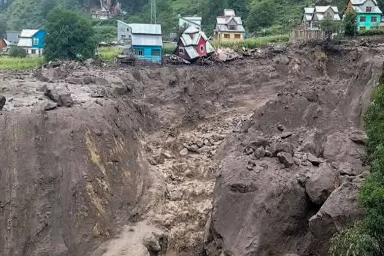کشتواڑ میں بادل پھٹنے سے نقصان، صفائی جاری