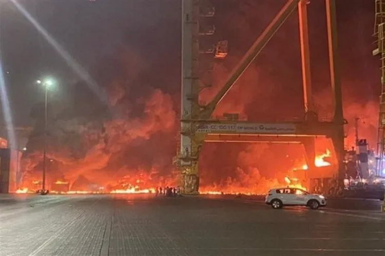دبئی: جبل علی صنعتی علاقے میں متعدد دھماکے، بڑے پیمانے پر آگ بھڑک اٹھی  ۔  فائل  فوٹو 