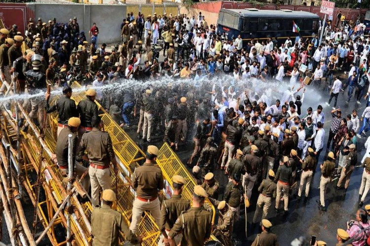 جھارکھنڈ پولیس نے ودھان سبھا  مارچ کرنے والے مظاہرین پر واٹر کینن کا استعمال کیا